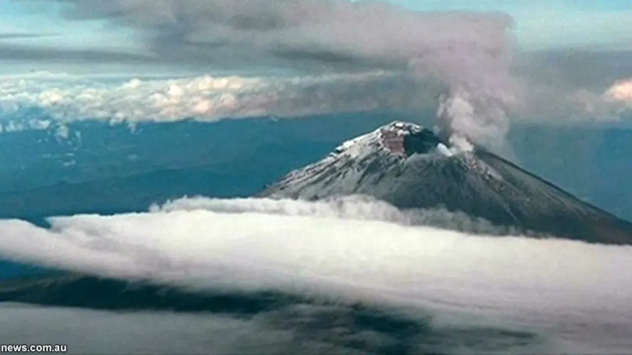 gunung-meletus-130706b.jpg