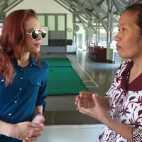 Shae juga berbicara dengan salah seorang suster disana untuk mengetahui apa saja aktifitas di lembaga tersebut. (Dreses Putranama/Bintang.com)