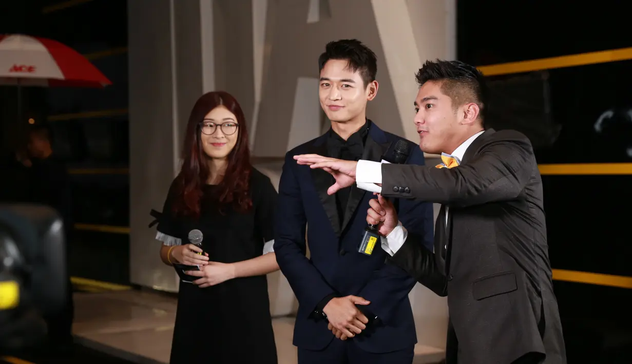 Sosok Minho pun menjadi daya tarik bagi para pecinta Kpop di tanah air. Melihat antusias para penggemarnya, pria tampan ini pun menyempatkan diri bertemu dengan mereka sebelum acara dimulai. (Adrian Putra/Bintang.com)