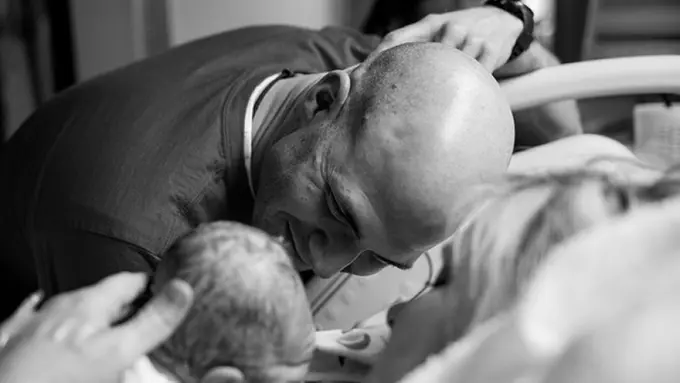 8 Ekspresi Bahagia Ayah Saat Temui Bayinya untuk Pertama Kali