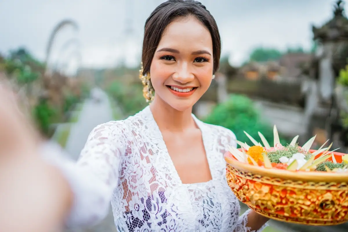 tersenyum cantik adat tradisi upacara