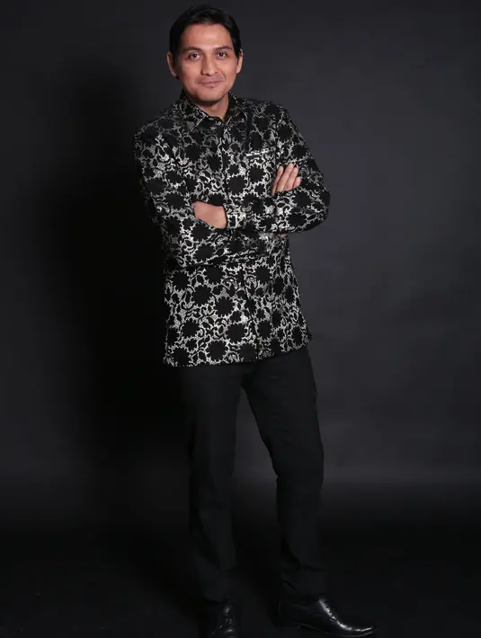 "Karena ada anak saya di dalamnya. Saya enggak mau kalau rumah tangga itu seperti neraka, saya enggak mau anak saya ada di dalam neraka," kata Lucky Hakim, ditemui di kawasan Ragunan, Rabu (6/9/2017). (Febio Hernanto/Bintang.com)