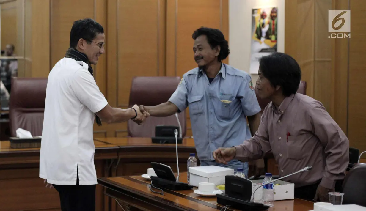 Wakil Gubernur DKI Jakarta Sandiaga Uno bersalaman dengan perwakilan sopir angkot di Balai Kota, Jakarta, Rabu (31/1). Sopir meminta jalan Jatibaru dapat difungsikan kembali agar tidak menghalangi mereka mencari nafkah. (Liputan6.com/Arya Manggala)