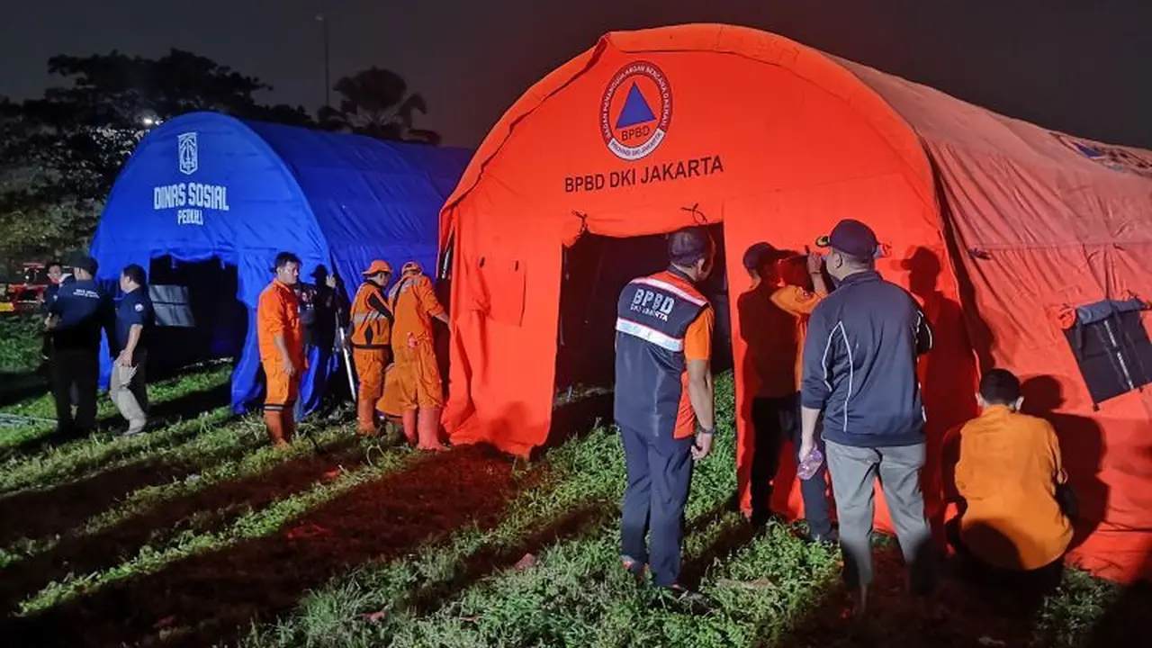 Petugas mendirikan tenda bantuan kedaruratan bencana kebakaran di wilayah Kebon Kosong, Kemayoran, Jakarta Pusat, Selasa (2/6/2026) dinihari (Antara)