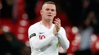 Striker Inggris, Wayne Rooney bertepuk tangan usai pertandingan persahabatan melawan Amerika Serikat (AS) di Stadion Wembley, Inggris (16/11). Laga ini merupakan laga perpisahan bagi Wayne Rooney bersama timnas Inggris. (AP Photo/Alastair Grant)