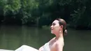 Di pemotretan terbaru, Amanda Manopo tampil memesona dibalut gaun pengantin berwarna putih. [Foto: Instagram/winstongomez]