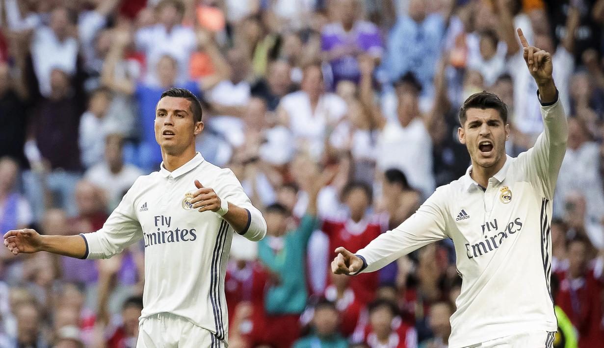 Cristiano Ronaldo  dan Alvaro Morata (kanan) melakukan protes kepada wasit saat melawan Eibar pada lanjutan La Liga Spanyol 2016-2017 di Stadion Santiago Bernabeu, Madrid, Minggu (2/10/2016). (EPA/Emilio Naranjo)