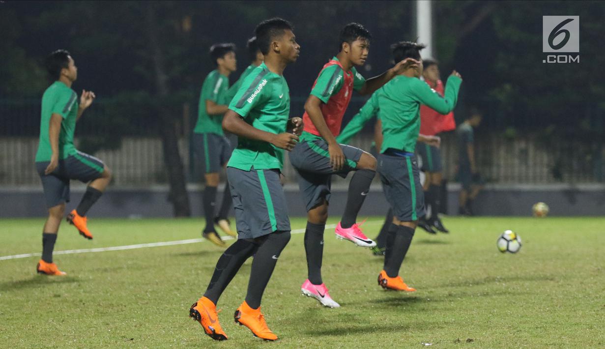 Pemain Timnas Indonesia U-19 melakukan pemanasan saat latihan perdana jelang laga melawan Jepang U-19 di Lapangan A Kompleks GBK, Jakarta, Kamis (22/3). Laga kedua tim akan digelar Minggu (25/3). (Liputan6.com/Helmi Fithriansyah)