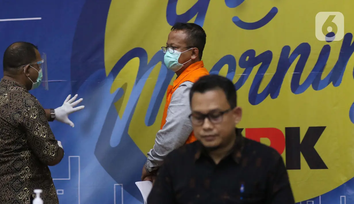 Menteri Kelautan dan Perikanan, Edhy Prabowo (kedua kiri) digiring petugas saat rilis penetapan tersangka kasus dugaan suap penetapan calon eksportir benih lobster di Gedung KPK Jakarta, Rabu (25/11/2020). Sebelumnya, Edhy ditangkap KPK usai lawatan ke Amerika. (Liputan6.com/Helmi Fithriansyah)