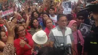 Massa pendukung Gubernur nonaktif DKI Basuki Tjahaja Purnama atau Ahok berkumpul di Mako Brimob (Liputan6.com/Ady Anugrahadi)