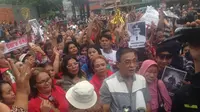 Roy Marten dan Ratusan Orang Datangi Mako Brimob Jenguk Ahok