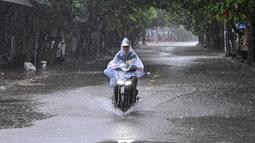 Badai yang membawa angin hingga 166 km/jam itu diperkirakan semakin menguat sebelum menghantam daratan pada Senin 25 Agustus 2025 pagi. (Nhac NGUYEN/AFP)