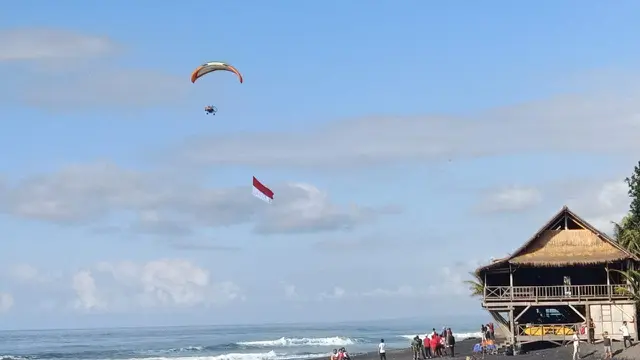 Pengibaran Bendera Merah Putih di Langit Bali