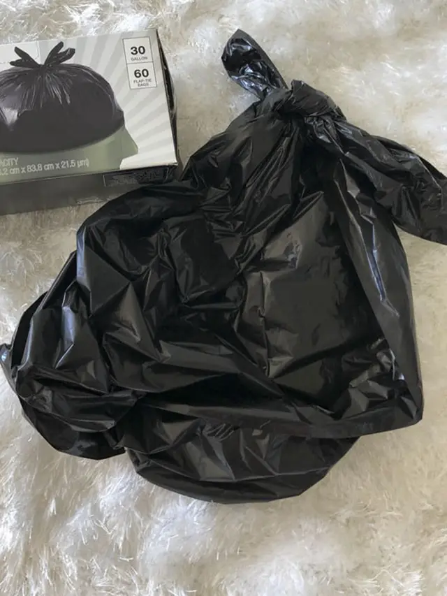 [Bintang] Dikatain Sampah, Perempuan Ini Tampar Netizen dengan Membuat Gaun dari Kantong Sampah