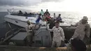 Tentara Kamboja bersiap melanjutkan pencarian warga negara Inggris Amelia Bambridge di pulau Koh Rong di barat daya Kamboja (29/10/2019). Amelia Bambridge hilang ketika menghadiri pesta pantai di pulau Koh Rong yang diikuti wisatawan dari berbagai negara. (AP Photo/Heng Sinith)