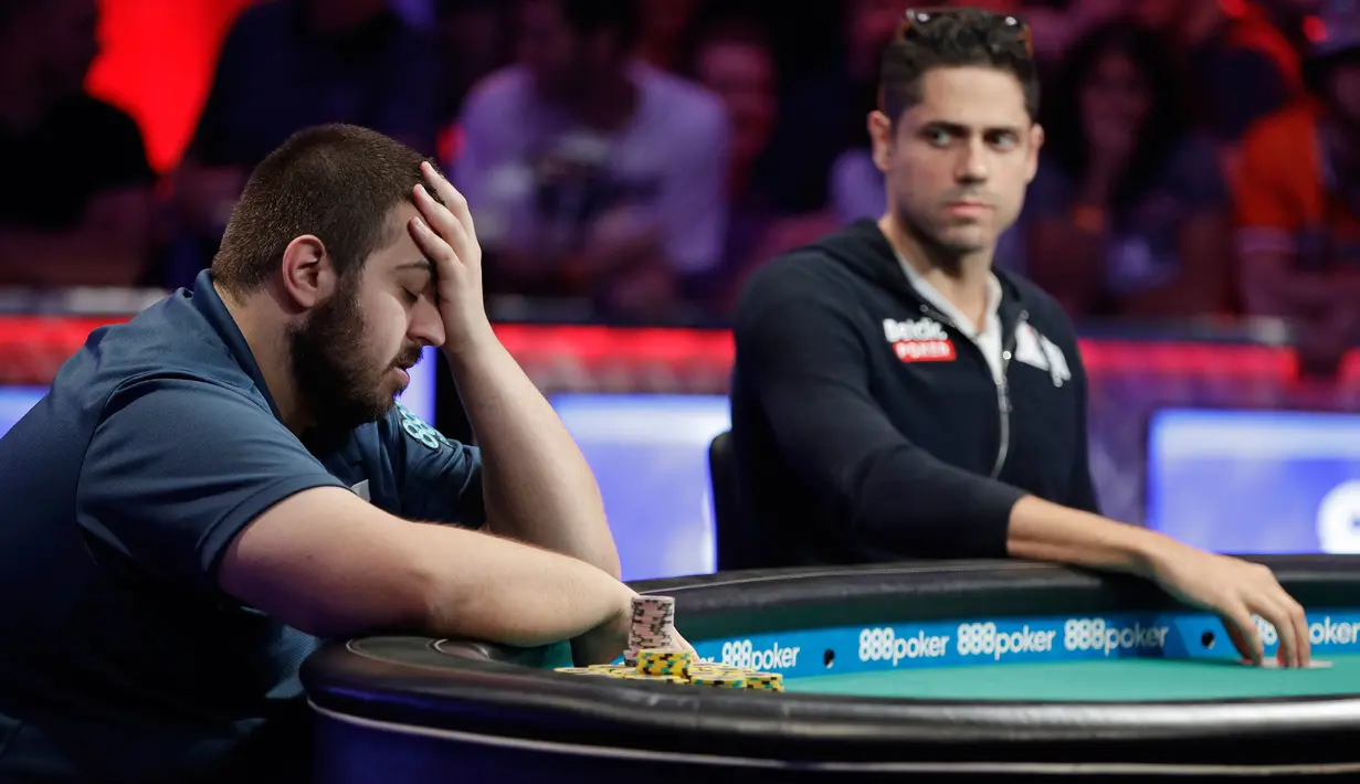 Scott Blumstein bereaksi saat melawan Benjamin Pollak dari Prancis dalam Kejuaraan Dunia Poker (World Series of Poker Main Event) di Las Vegas, Sabtu (22/7). Blumstein berhasil menyingkirkan 7.221 pemain dalam turnamen poker ini. (AP Photo/John Locher)