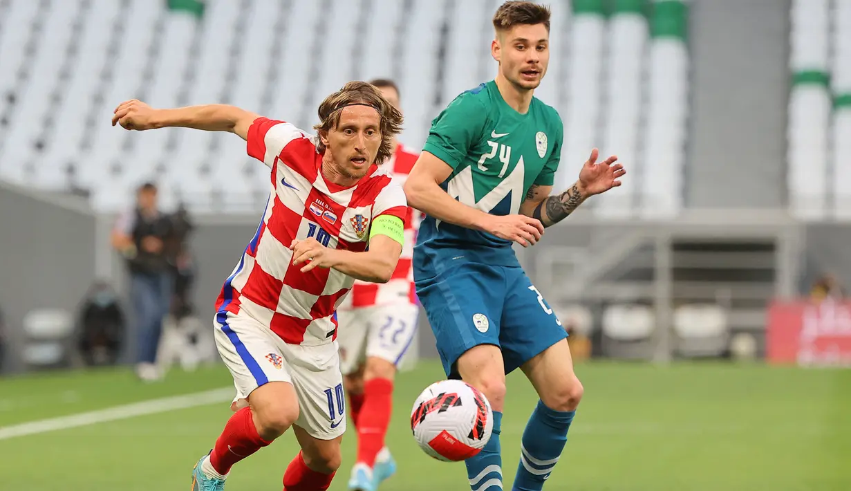 Luka Modric. Gelandang Kroasia berusia 36 tahun ini akan memainkan Piala Dunia keempatnya di Qatar nanti. Dari 3 edisi, 2006, 2014 dan 2018 ia total bermain dalam 12 laga dengan torehan 2 gol dan 1 assist. Prestasi terbaiknya pada 2018 membawa Kroasia menjadi runner-up. (AFP/Karim Jaafar)