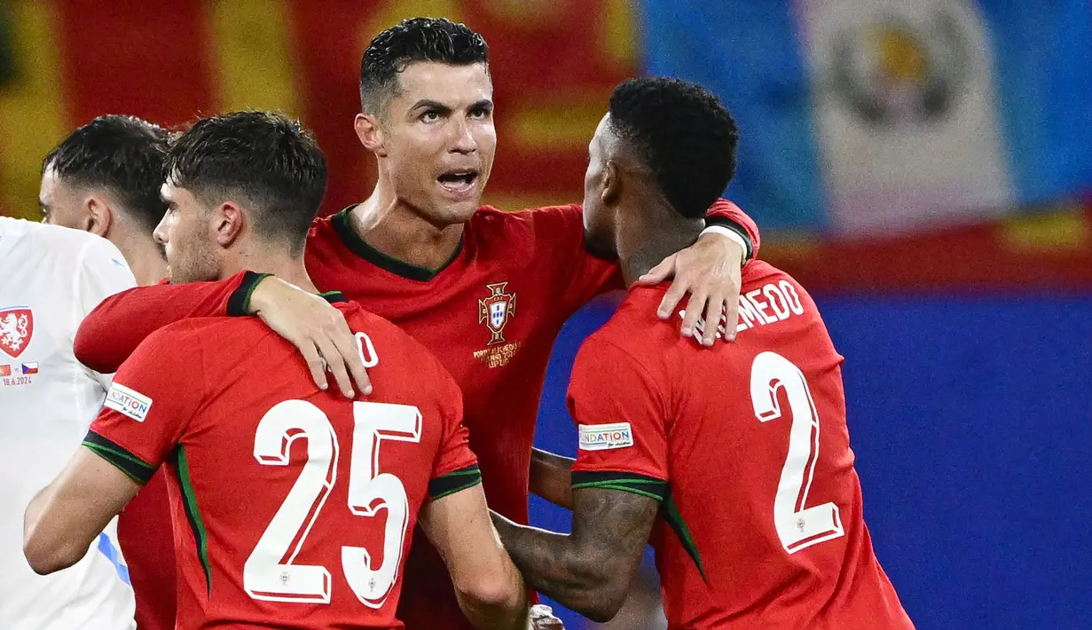 Cristiano Ronaldo semakin mengukuhkan status legendarisnya di sepak bola Eropa. Striker 39 tahun itu mengukir rekor sebagai pemain pertama yang tampil di enam edisi Euro atau Kejuaraan Eropa. (AFP/John Macdougal)