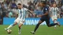 <p>Gelandang Argentina, Alexis Mac Allister (kiri) berusaha melewati bek Prancis, Jules (kanan) selama pertandingan sepak bola final Piala Dunia Qatar 2022 di Stadion Lusail di Lusail, utara Doha pada 18 Desember, 2022. (AFP/Adrian Dennis)</p>
