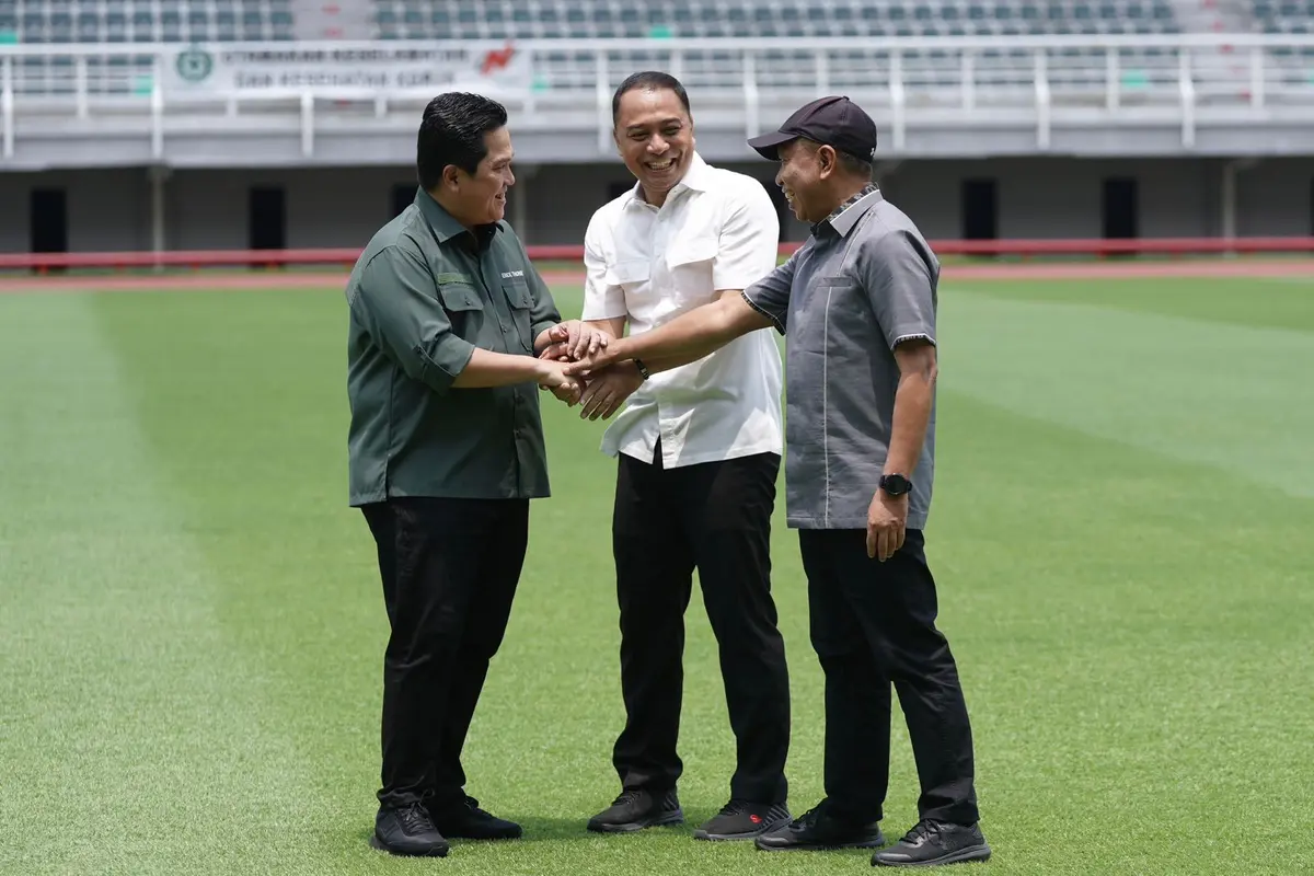 Zainudin Amali bersama Erick Thohir dan Wali Kota Surabaya Eri Cahyadi di Gelora Bung Tomo Surabaya. (Dian Kurniawan/Liputan6.com)
