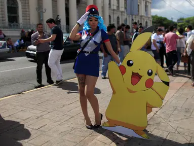 Seorang cosplayer mengenakan kostum karakter dari game augmented reality Pokemon Go ketika berpatisipasi dalam acara "poketour" di San Salvador, El Salvador, Sabtu (23/7). (REUTERS/Jose Cabezas)