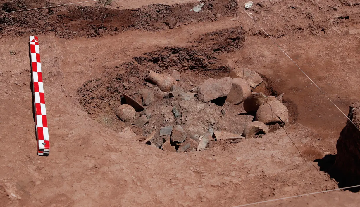 Bejana pra-Hispanik terlihat dalam penggalian di Kuil Kalasasaya, Tiwanaku, Bolivia, Rabu (18/9/2019). Proyek penelitian, konservasi, dan restorasi tersebut dilakukan dengan dukungan UNESCO. (AP Photo/Juan Karita)