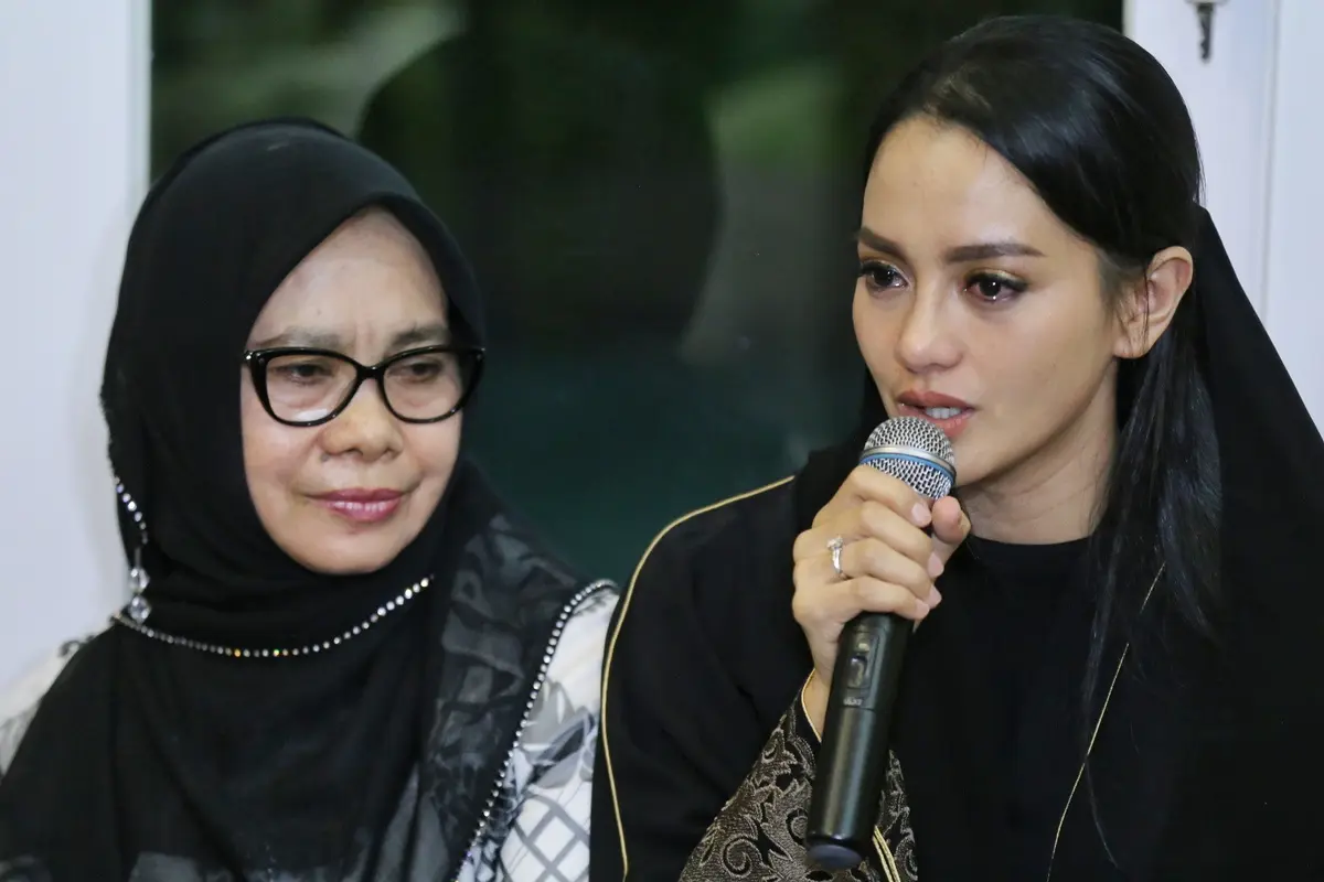 [Bintang] Ririn Ekawati Tahlilan 40 Suaminya