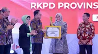 Penghargaan untuk Banyuwangi diberikan langsung oleh Pj Gubernur Jawa Timur Adhy Karyono kepada Bupati Banyuwangi Ipuk Fiestiandani dalam Musrenbang Provinsi di Surabaya, Rabu (3/4/2024).