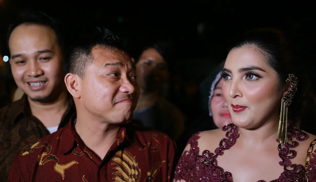"Awalnya ngomel. Ngomel, 'Ntar aku bisa foto nggak ya' . 'Kamu ngomong kek'. 'Ngomong gimana'," tutur Anang Hermansyah menirukan percakapannya dengan Ashanty. (Adrian Putra/Bintang.com)