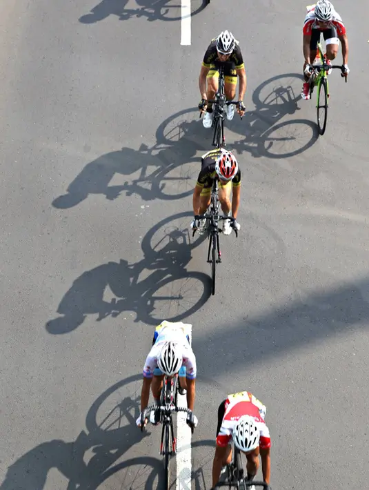 Tim balap sepeda dari dalam dan luar negeri adu kecepatan dalam even Tour de Jakarta 2016, Sabtu (30/7). Tour de Jakarta merupakan balapan di tengah kota dengan jarak tempuh 175,5 km yang terbagi dalam 13 putaran. (Liputan6.com/Immanuel Antonius)