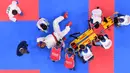 Atlet Jerman Jonathan Horne mendapat perawatan dari petugas medis setelah cedera saat melawan Gogita Arkania dari Georgia dalam pertandingan karate pada Olimpiade Tokyo 2020 di Nippon Budokan, Tokyo, Sabtu (7/8/2021). (Foto: AFP/Alexander Nemenov)