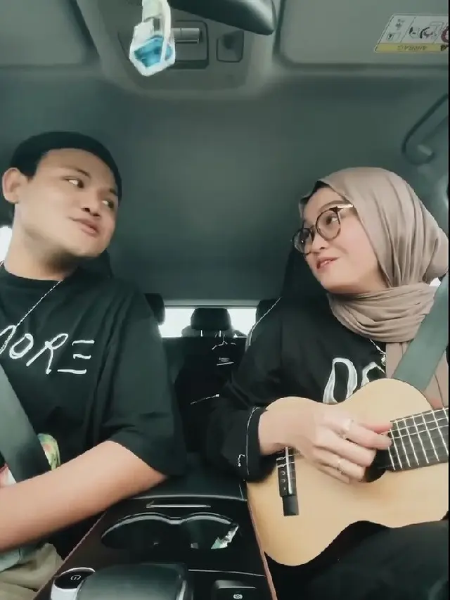 Baru Saja Langsungkan Lamaran, Intip Perjalanan Cinta Dimansyah Laitupa dan Salma Salsabil  (credit: instagram/salmasalsabil12).