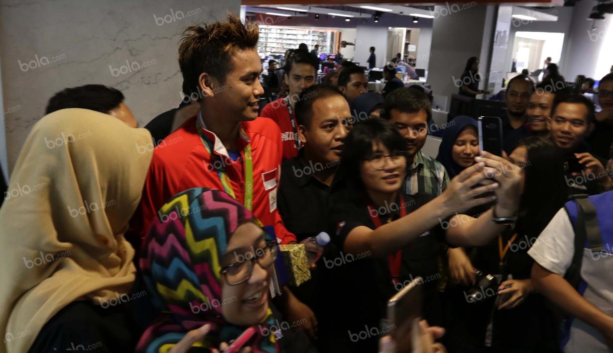 Peraih medali emas bulutangkis Olimpiade Rio 2016, Tontowi Ahmad, berfoto dengan karyawan SCTV di Studio SCTV, SCTV Tower, Jakarta, Kamis (25/8/2016). (Bola.com/Arief Bagus)