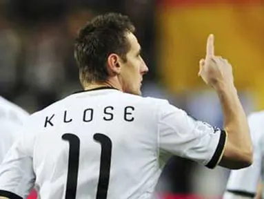 Selebrasi striker Miroslav Klose seusai mencetak gol pertama Jerman ke gawang Kazakhstan dalam lanjutan kualifikasi Euro 2012 Grup A di Fritz-Walter Stadion, 26 Maret 2011. Jerman unggul 4-0. AFP PHOTO / JOHANNES EISELE