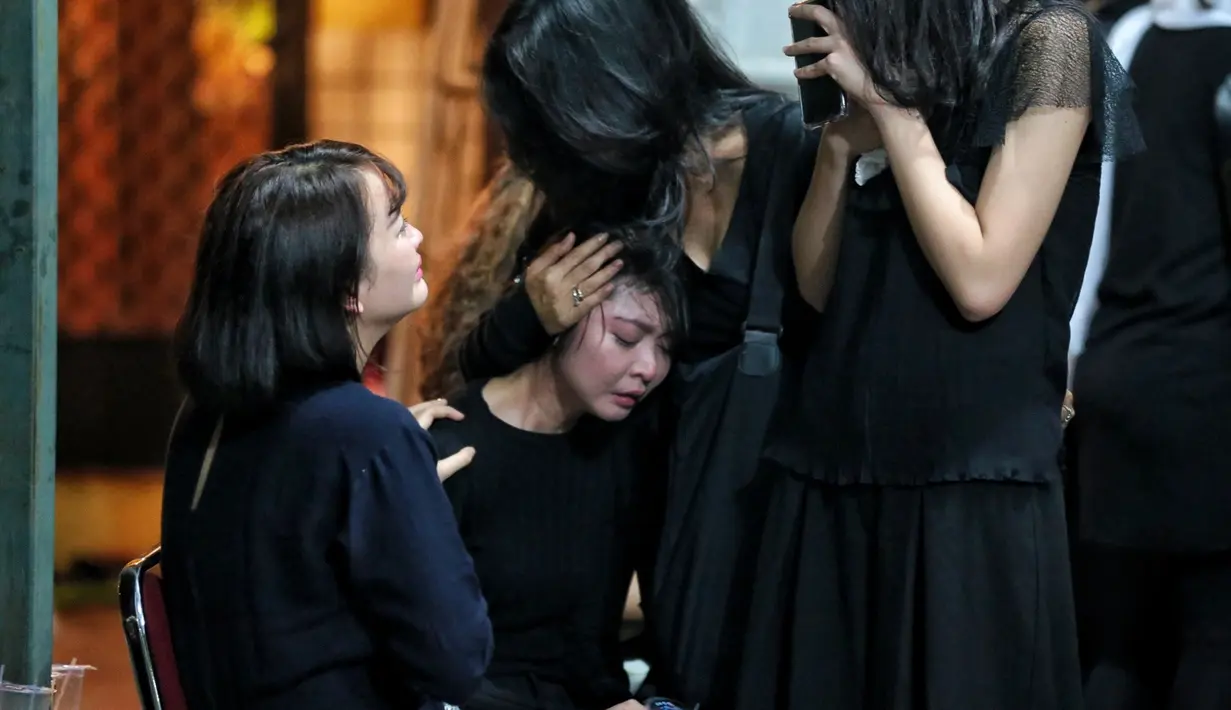 Begitu juga dengan Melody, keluar dari rumah duka, Melody tak kuasa menahan tangisnya. Melody yang datang menggunakan selendang warna putih terlihat beberapa kali mengusap air matanya yang mulai membasahi pipi. (Adrian Putra/Bintang.com)