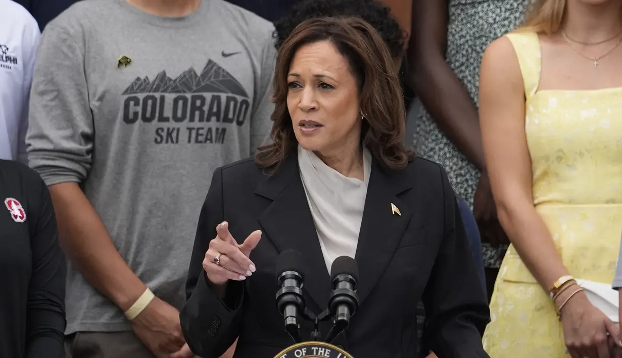 Tapi, Kamala belum tentu mendapatkan tiket calon presiden dari partai Demokrat. Partai Demokrat baru menggelar konvensi, untuk menentukan capres mereka pada Agustus nanti. (AP Photo/Alex Brandon)