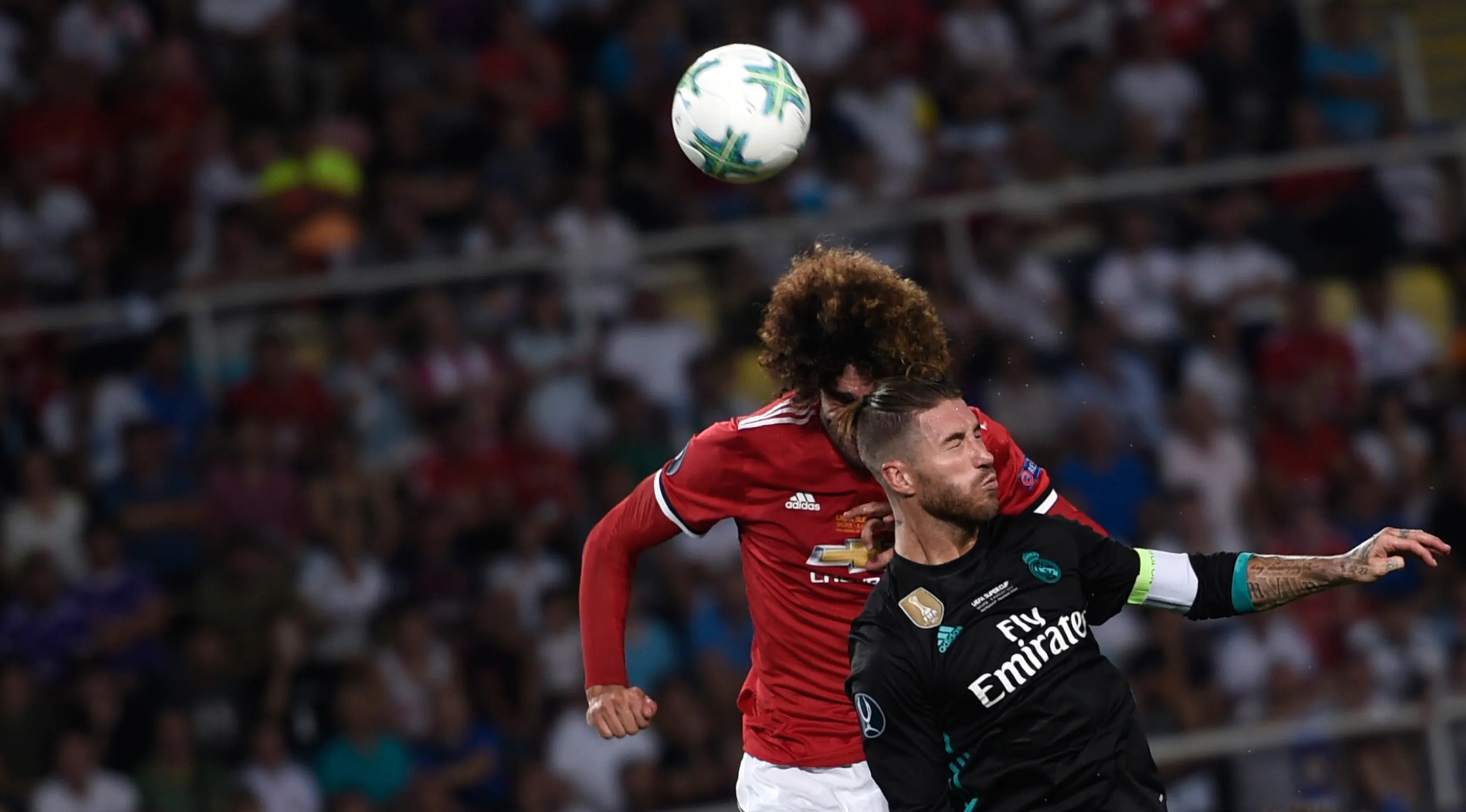 Gelandang Manchester United (MU), Marouane Fellaini berusaha menyundul bola dalam laga Piala Super Eropa melawan Real Madrid di Macedonia, Selasa (8/8).  (Nikolay DOYCHINOV / AFP)