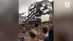 Sebuah konser yang diselenggarakan di luar ruangan berubah menjadi petaka. Salah satu DJ yang mengisi acara tewas akibat luka di kepala.