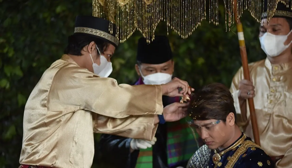 Upacara Adat Balacuik Malapeh Bujang Rizky Billar (Instagram/antv_official)