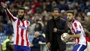 Pelatih Atletico Madrid Diego Simeone saat menginstruksikan pemain di Stadion Vicente Calderon, (8/4/2015).  ( REUTERS/Susana Vera)