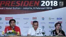 Ketua SC turnamen Piala Presiden 2018, Maruarar Sirait (kanan) memberi keterangan penetapan pelaksanaan semifinal Piala Presiden 2018 di Jakarta, Selasa (6/2). Semifinal Piala Presiden menggunakan sistem kandang-tandang. (Liputan6.com/Helmi Fithriansyah)