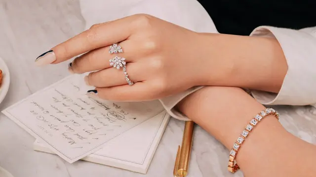 3 Fashion Item Klasik yang Siap Bikin Kamu Tampil Beda, Siap-Siap Jadi Pusat Perhatian (3)