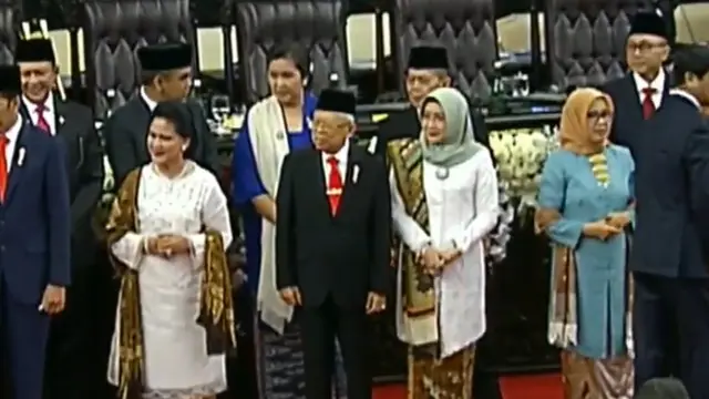 Wakil Presiden Republik Sosialis Vietnam Ny Dang Thi Ngoc Thinh menyalami Jokowi. (Liputan6.com)