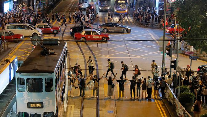 Demonstran prodemokrasi membentuk rantai manusia di jalanan Hong Kong, Jumat (23/8/2019). Menurut panitia, panjang rantai manusia tersebut sekitar 30 mil atau hampir 50 kilometer. (AP Photo/Kin Cheung)
