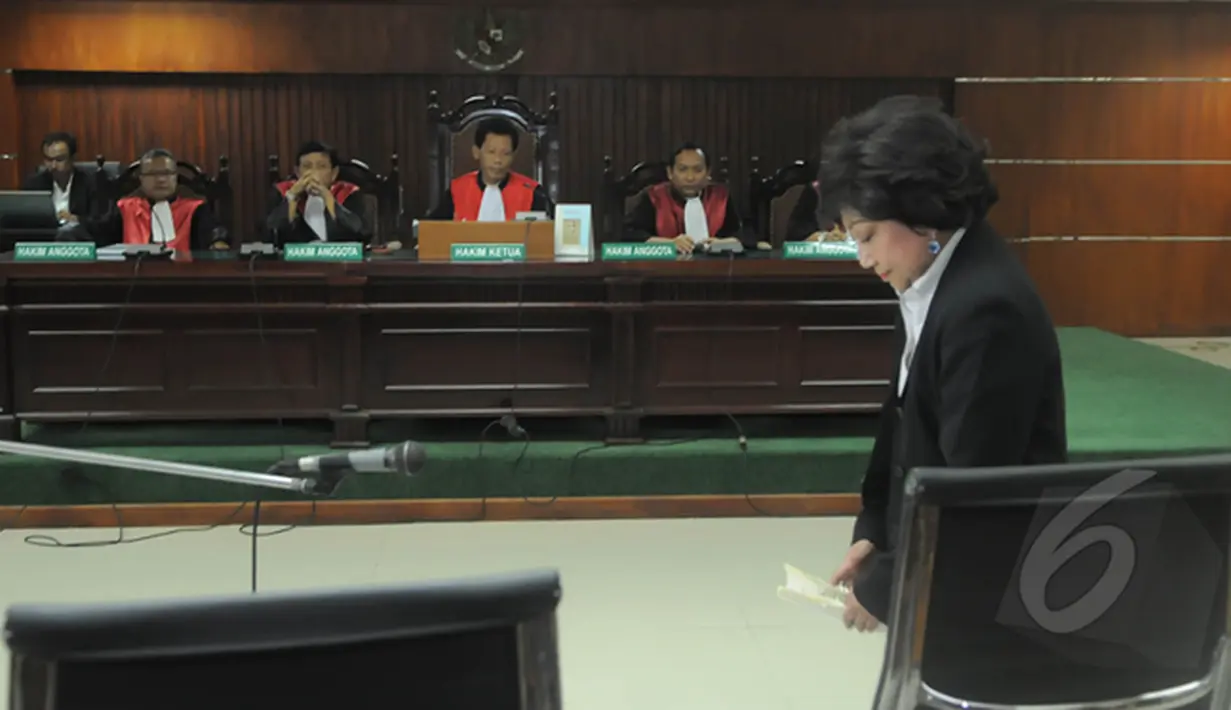 Winny Erwindia  saat bersiap menjalani sidang di Pengadilan Tipikor, Jakarta, Kamis (12/2/2015). Dalam Pembacaan pembelaannya Winny merasa tidak pernah melakukan korupsi dalam pembelian pesawat ATR. (Liputan6.com/Herman Zakharia)