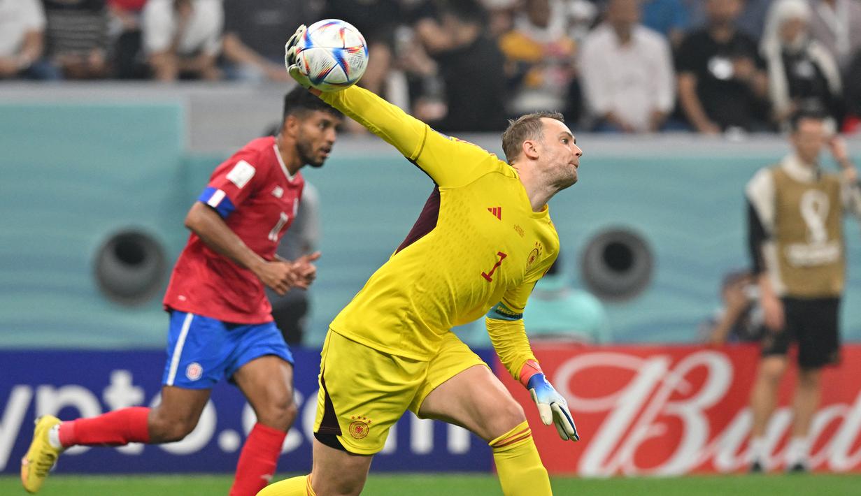 Manuel Neuer. Kiper Timnas Jerman yang telah bergabung dengan Bayern Munchen sejak awal musim 2011/2012 ini kini telah menginjak usia 36 tahun. Namun posisinya bersama Timnas Jerman masih tak tergantikan sejak menjalani debut pada 2 Juni 2009. Hingga kini ia telah mengoleksi 117 caps dengan torehan 48 kali clean sheet dan kebobolan 113 gol. (AFP/Glyn Kirk)