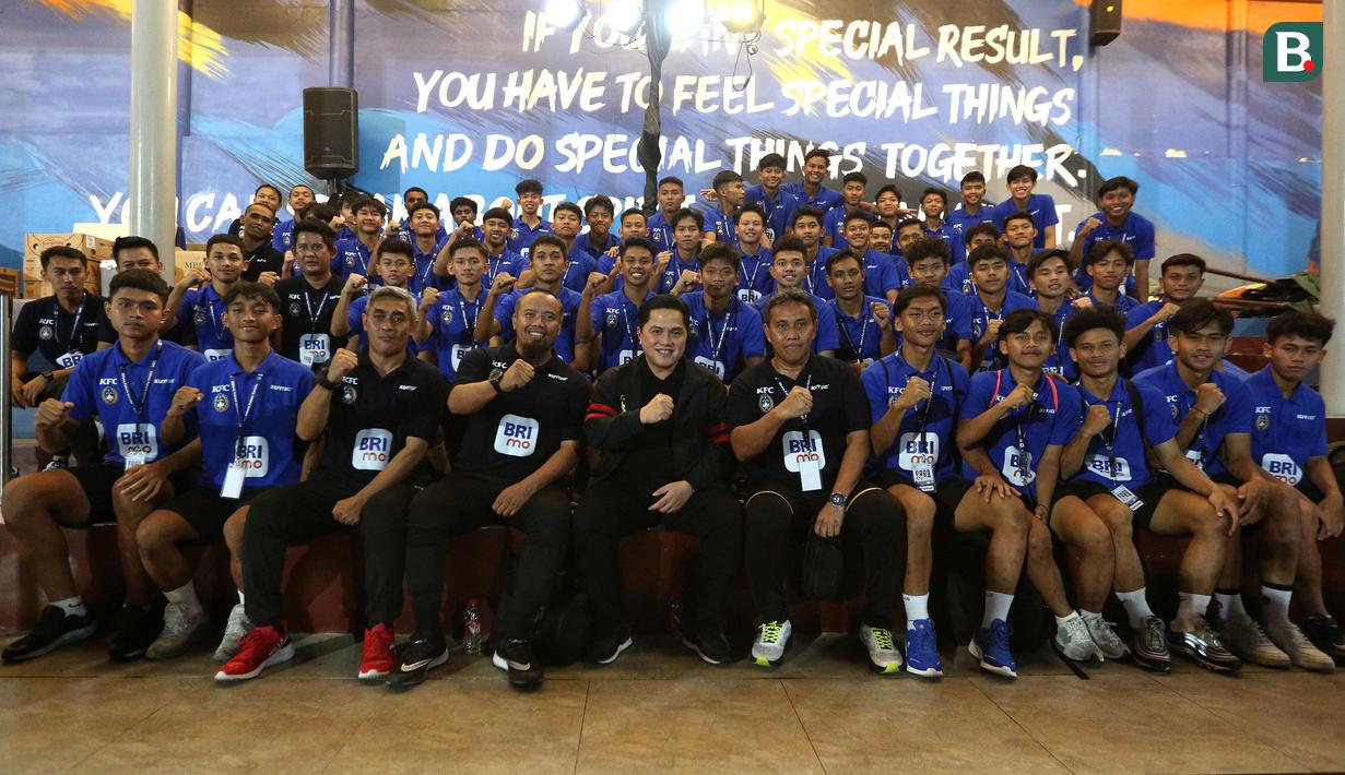 <p>Ketua Umum PSSI, Erick Thohir&nbsp;berfoto bersama&nbsp;dengan pelatih Timnas Indonesia U-16, Bima Sakti dan pemain U-16&nbsp;saat kegiatan BRImo Future Garuda di Lapangan BRILiaN Stadium, Jalan Fatmawati Raya, Jakarta, Selasa (30/05/2023). (Bola.com/Bagaskara Lazuardi)</p>