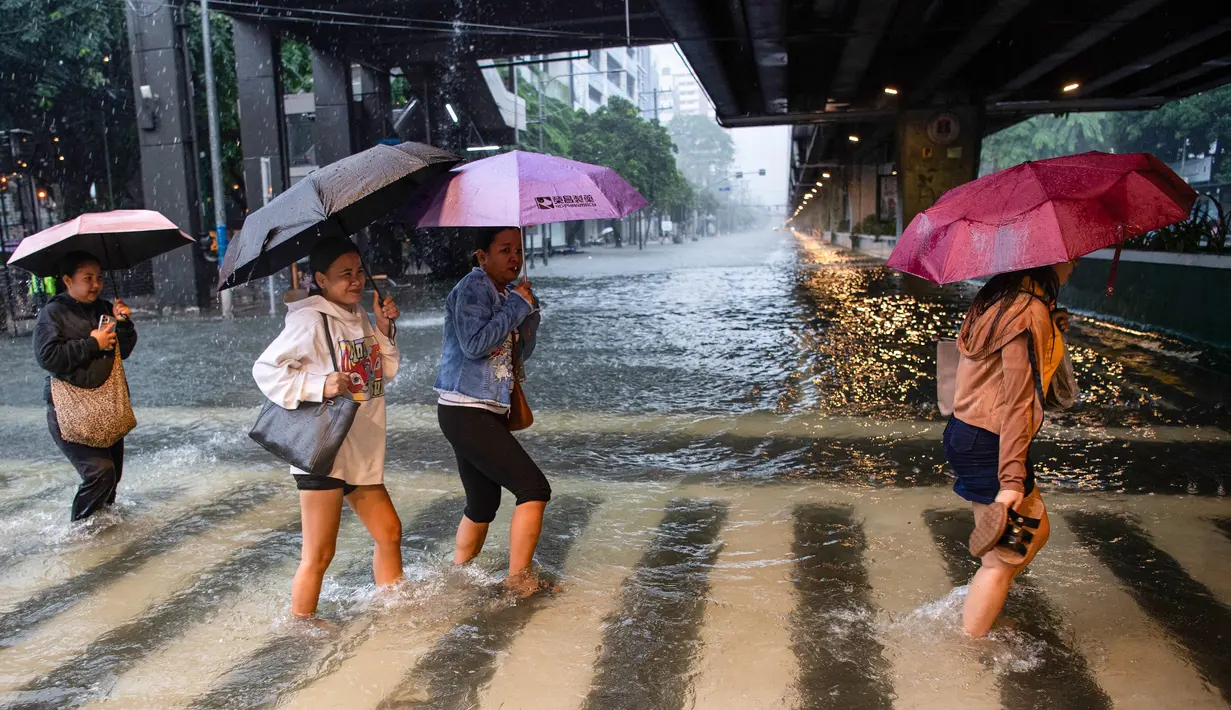 Meski banjir mulai surut pada Selasa (22/7/2025) sore waktu setempat, ribuan orang masih belum bisa kembali ke rumah masing-masing. (Ted ALJIBE/AFP)