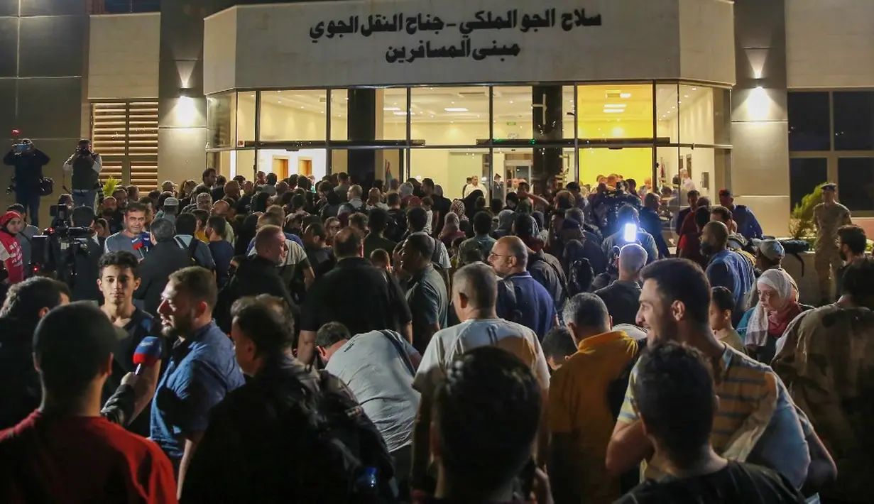<p>Melansir Aljazeera, Senin (24/4/2023) beberapa negara telah meluncurkan operasi untuk mengevakuasi staf diplomatik mereka dan warga negara lainnya. (Khalil MAZRAAWI/AFP)</p>