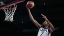 Titik balik di kuarter pertama partai final Olimpiade Tokyo 2020 ini terjadi saat tim AS menyamakan skor 15 sama lewat Kevin Durant. Pertandingan memang masih berjalan sengit, tapi AS mampu unggul di kuarter pertama. (Foto: AP/Eric Gay)